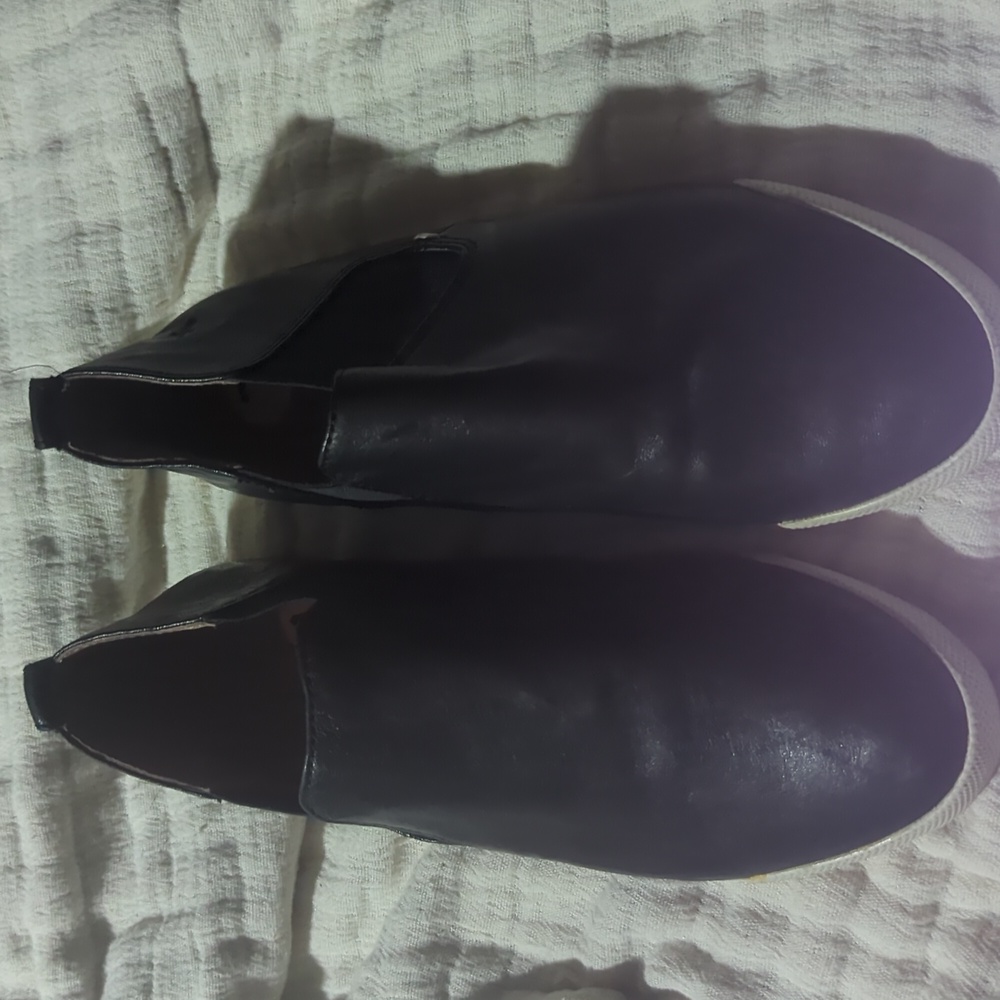 Black leather slip on Frye Melanie Chelsea